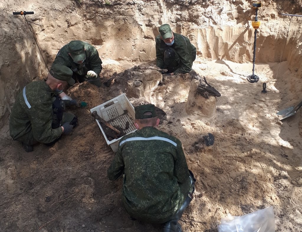 У деревни Тартаки Барановичского района ведутся поисковые работы на месте массового захоронения жертв фашизма