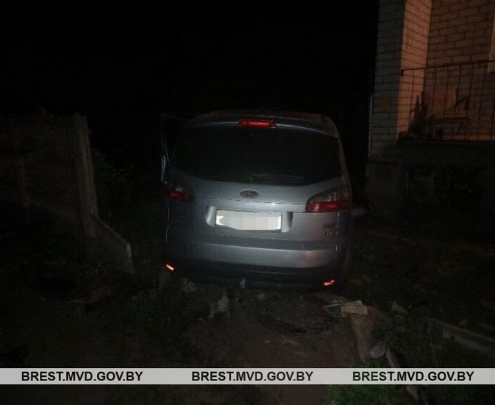 В Кобрине столкнулись мопед и автомобиль. Машину отбросило в забор