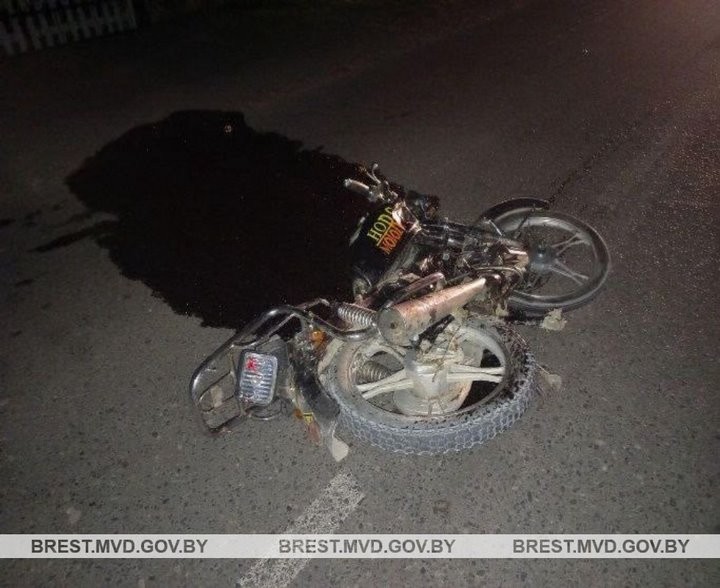 В Кобрине столкнулись мопед и автомобиль. Машину отбросило в забор