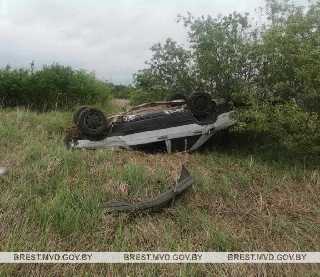 В Малоритском районе автомобиль вылетел в кювет и перевернулся