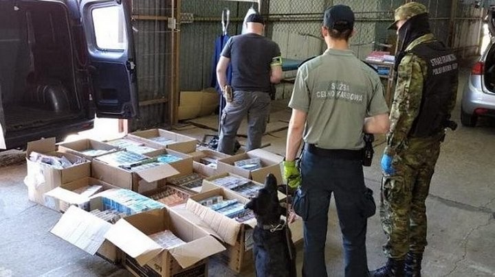 На рынке в Бяло-Подляске обнаружили более 8 тысяч пачек белорусских сигарет