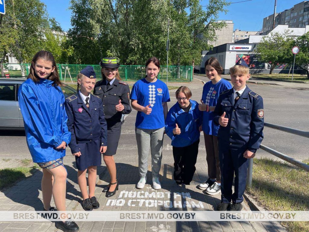 В Бресте у пешеходных переходов появились трафаретные надписи