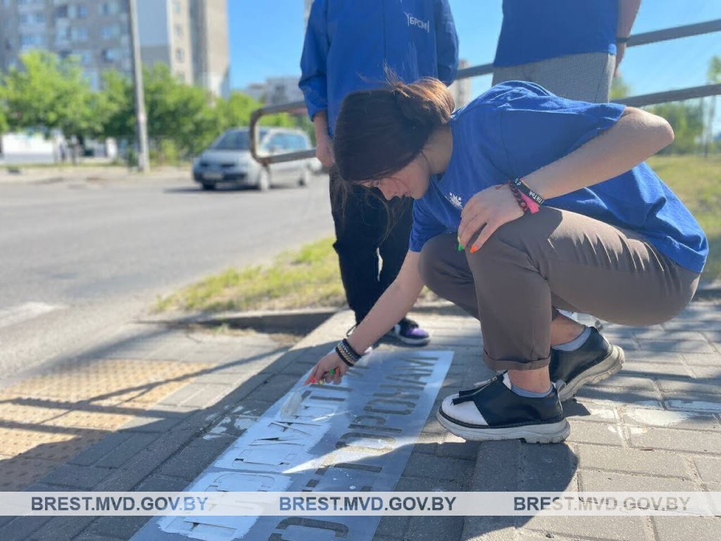В Бресте у пешеходных переходов появились трафаретные надписи