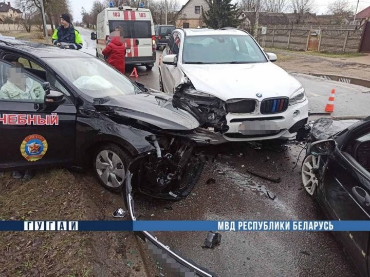В Барановичах учебный автомобиль попал в ДТП