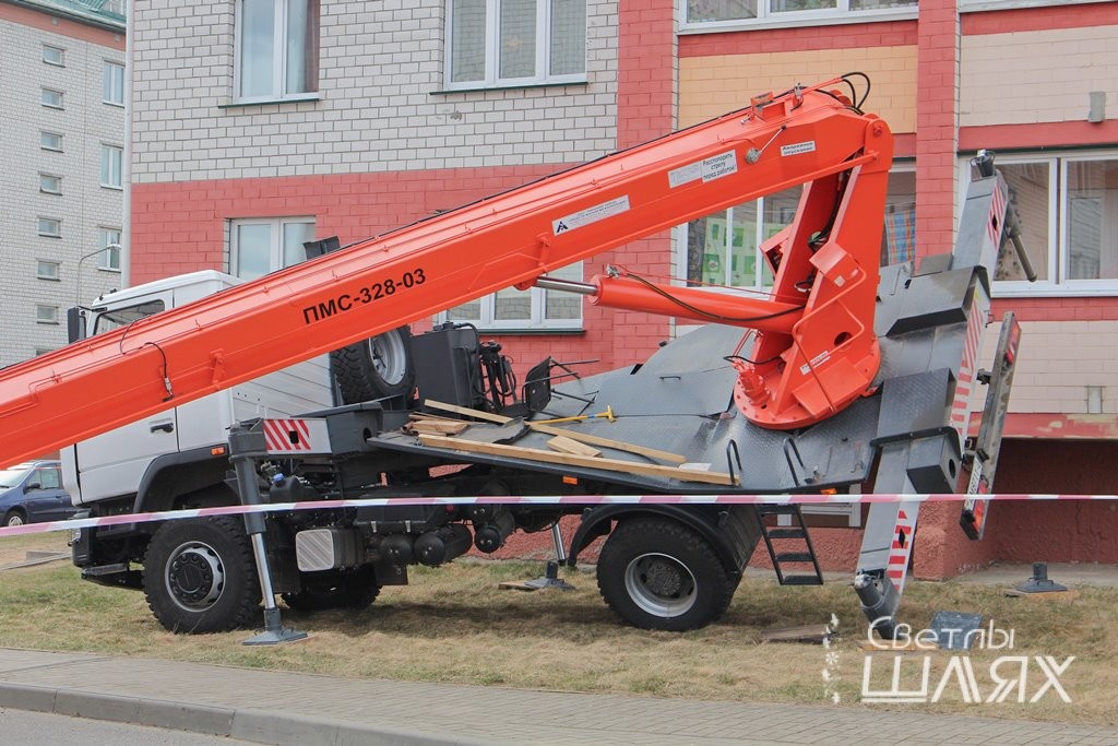 В Сморгони во время ремонта многоэтажки рухнула автовышка с рабочими