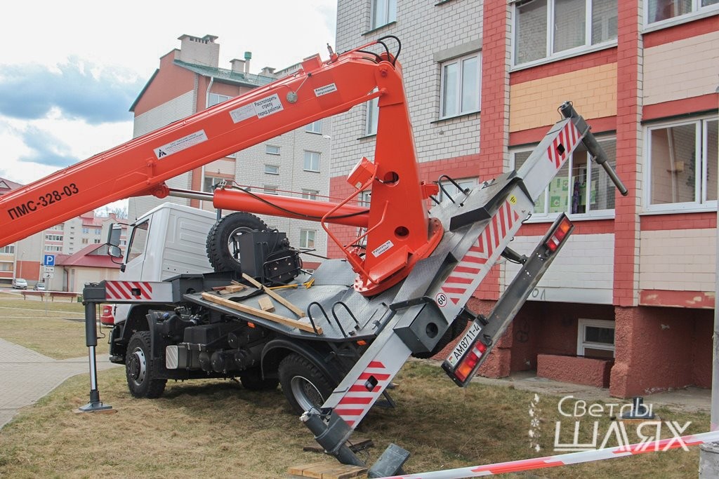 В Сморгони во время ремонта многоэтажки рухнула автовышка с рабочими
