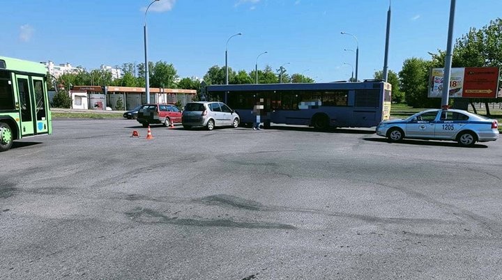 Легковушка и автобус столкнулись в Бресте. Как это произошло