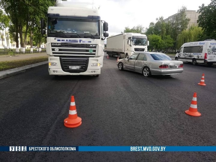 Водитель фуры в Пинске при перестроении не заметил Mercedes