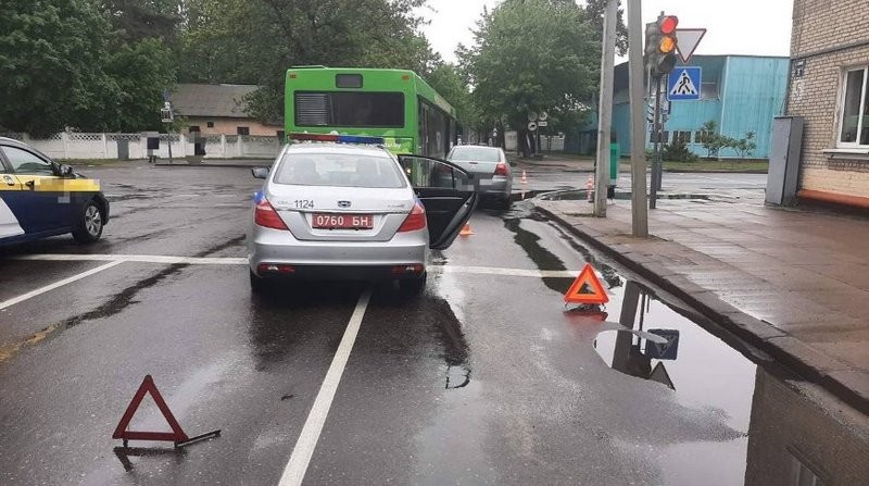 Автобус въехал в стоящую легковушку в Барановичах