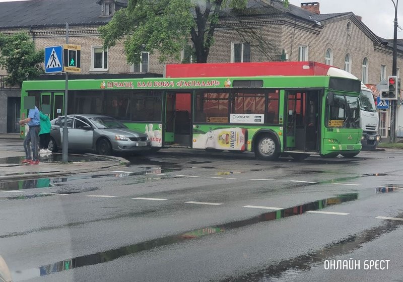 Автобус въехал в стоящую легковушку в Барановичах