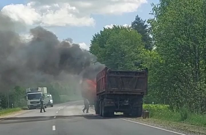 В Березовском районе во время движения загорелся маз