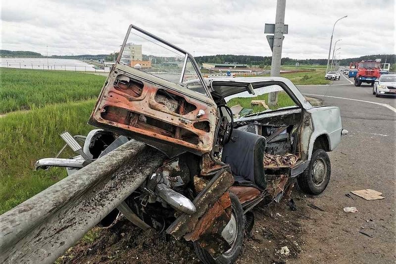 «Жигули» напоролись на отбойник – двое в больнице