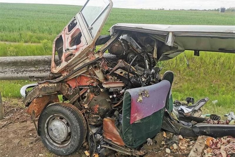 «Жигули» напоролись на отбойник – двое в больнице