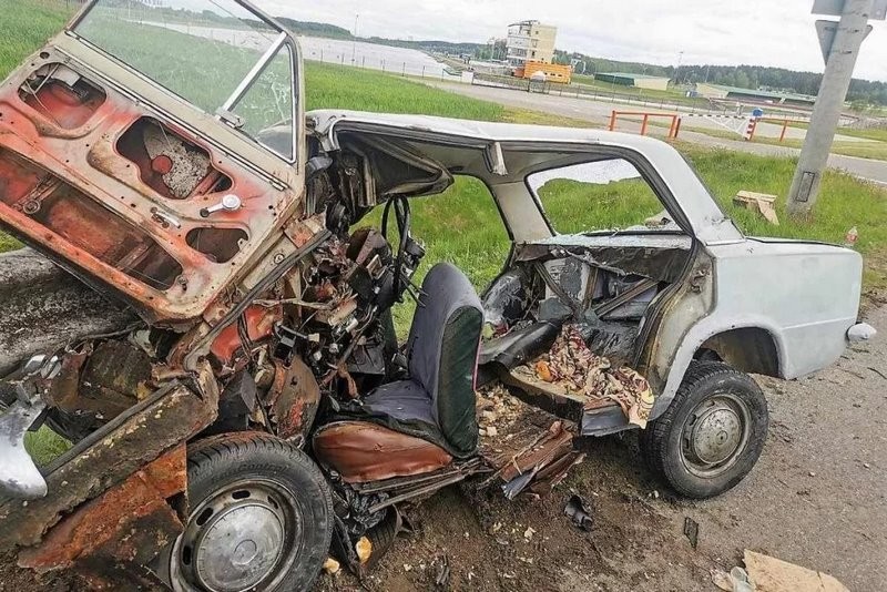 «Жигули» напоролись на отбойник – двое в больнице