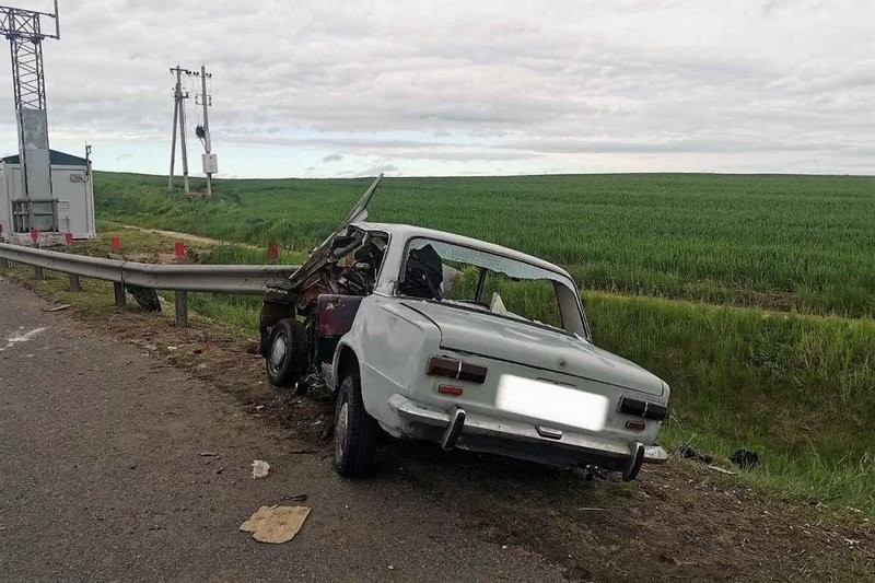 «Жигули» напоролись на отбойник – двое в больнице