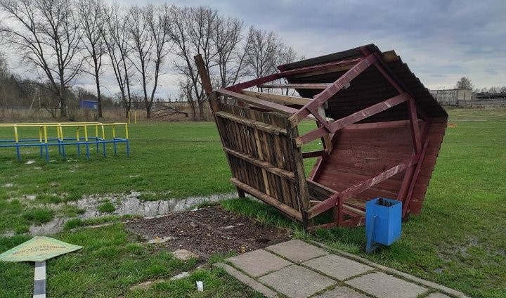Пошутили: 16-летние девушки в Быхове перевернули беседку, еще две повредили