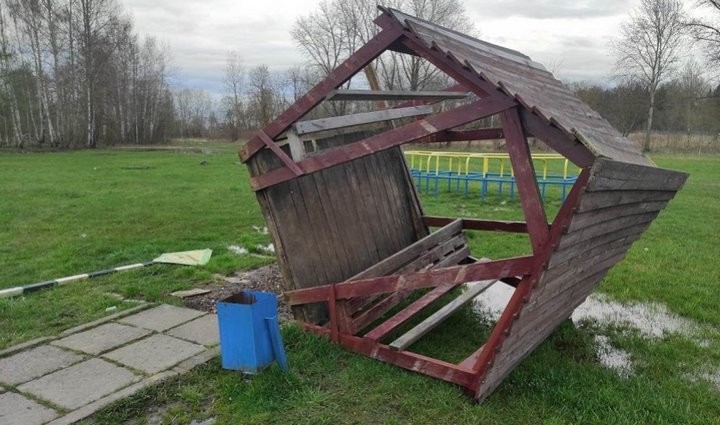 Пошутили: 16-летние девушки в Быхове перевернули беседку, еще две повредили