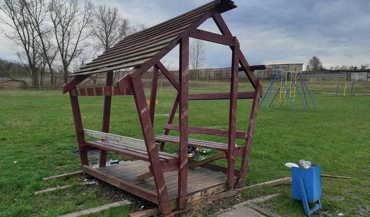 Пошутили: 16-летние девушки в Быхове перевернули беседку, еще две повредили