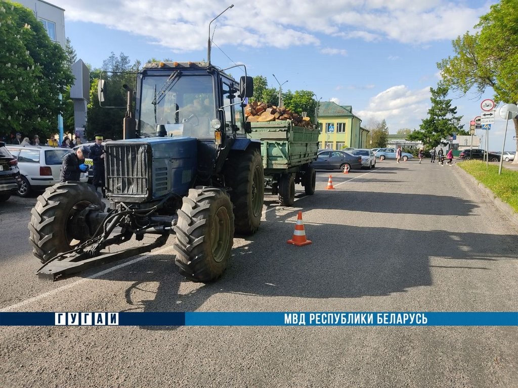 Мама побежала за малышом на дорогу, их сбил трактор. Женщина погибла, ребенок в реанимации