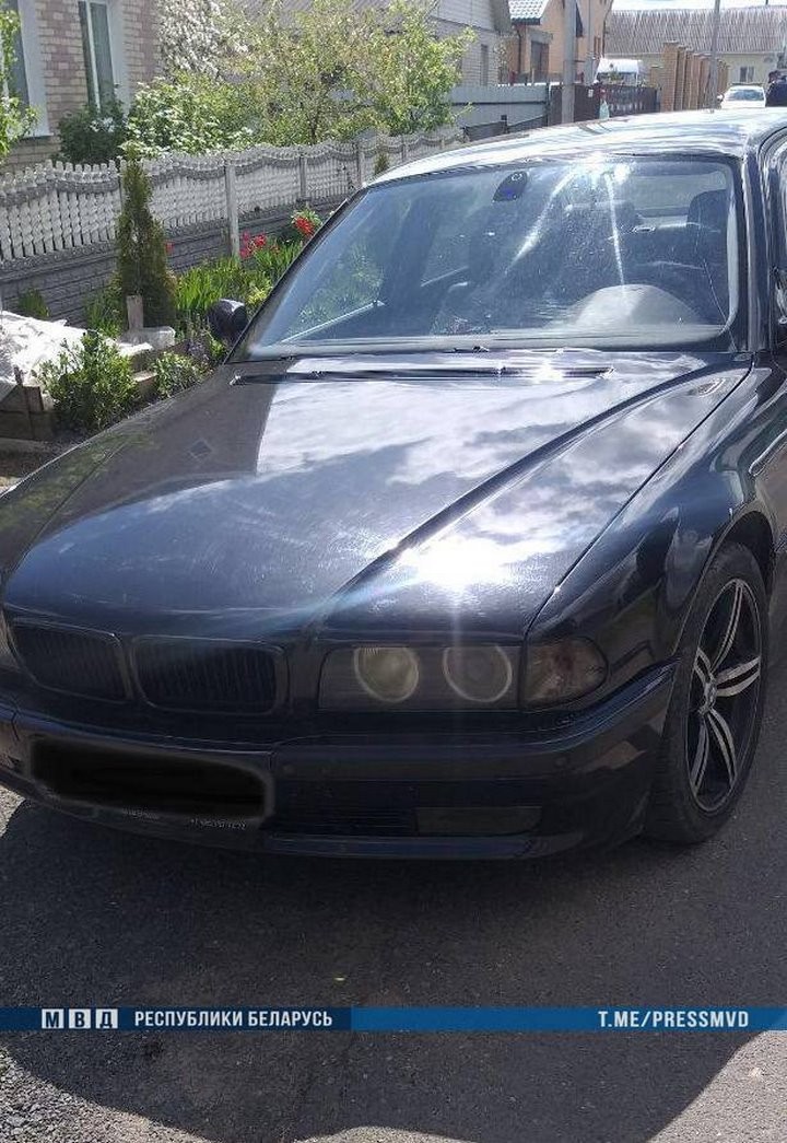 В Беларуси 10-летний мальчик на BMW сбил двух пешеходов