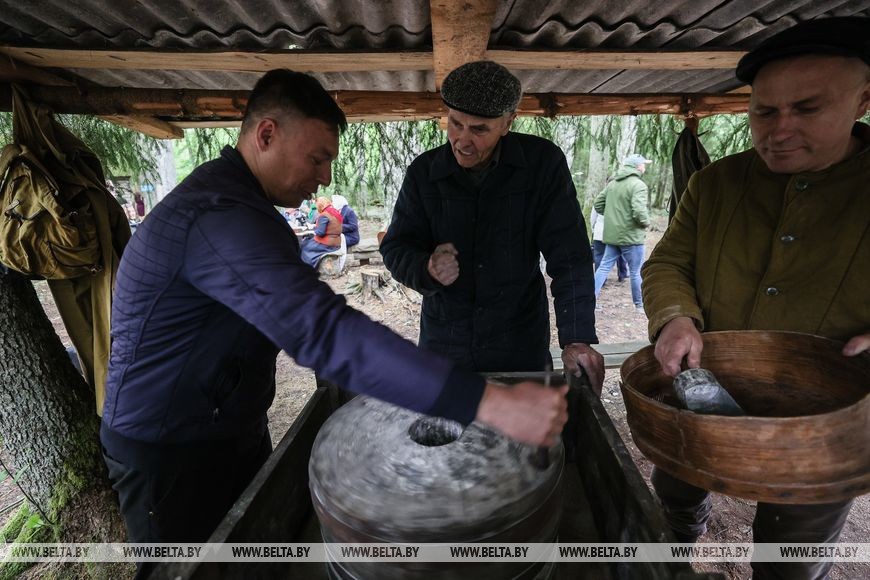 В Ивацевичском районе в урочище Хованщина прошел военно-исторический фестиваль «Один день из жизни партизанского отряда»