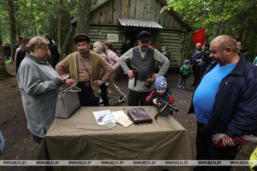 В Ивацевичском районе в урочище Хованщина прошел военно-исторический фестиваль «Один день из жизни партизанского отряда»