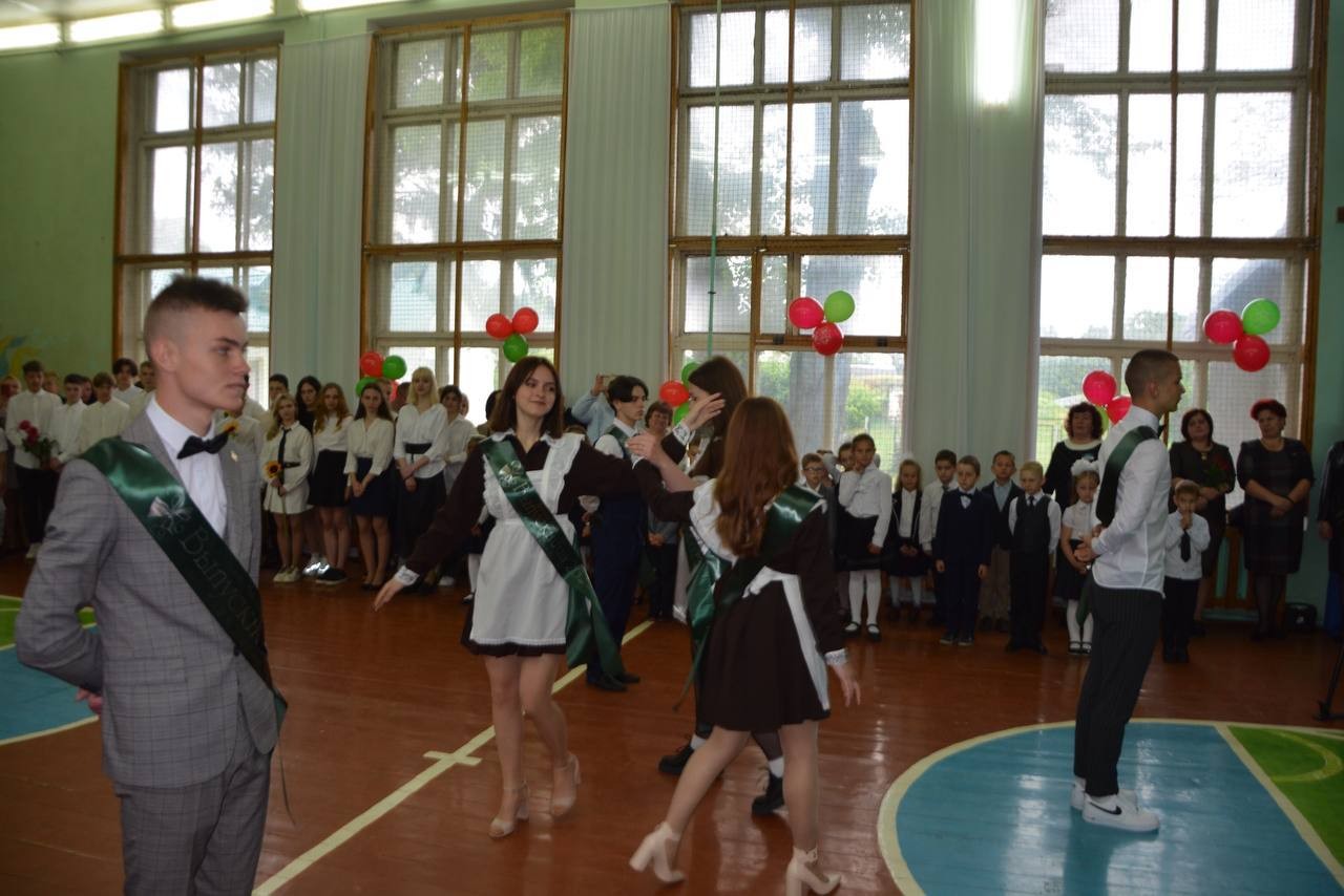 В школах Бреста прошли последние звонки для учащихся 9 и 11 классов