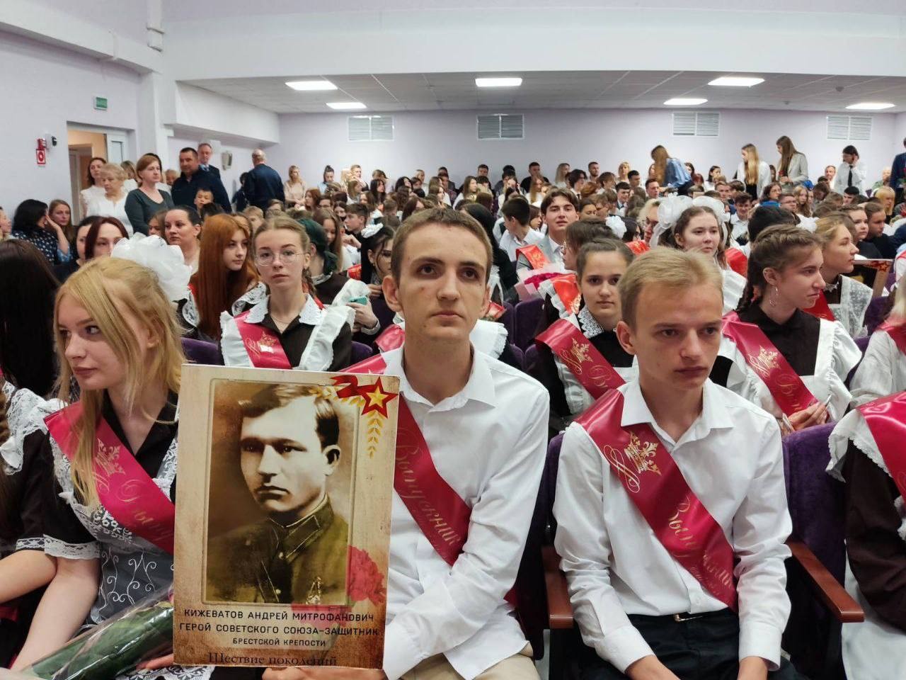 В школах Бреста прошли последние звонки для учащихся 9 и 11 классов