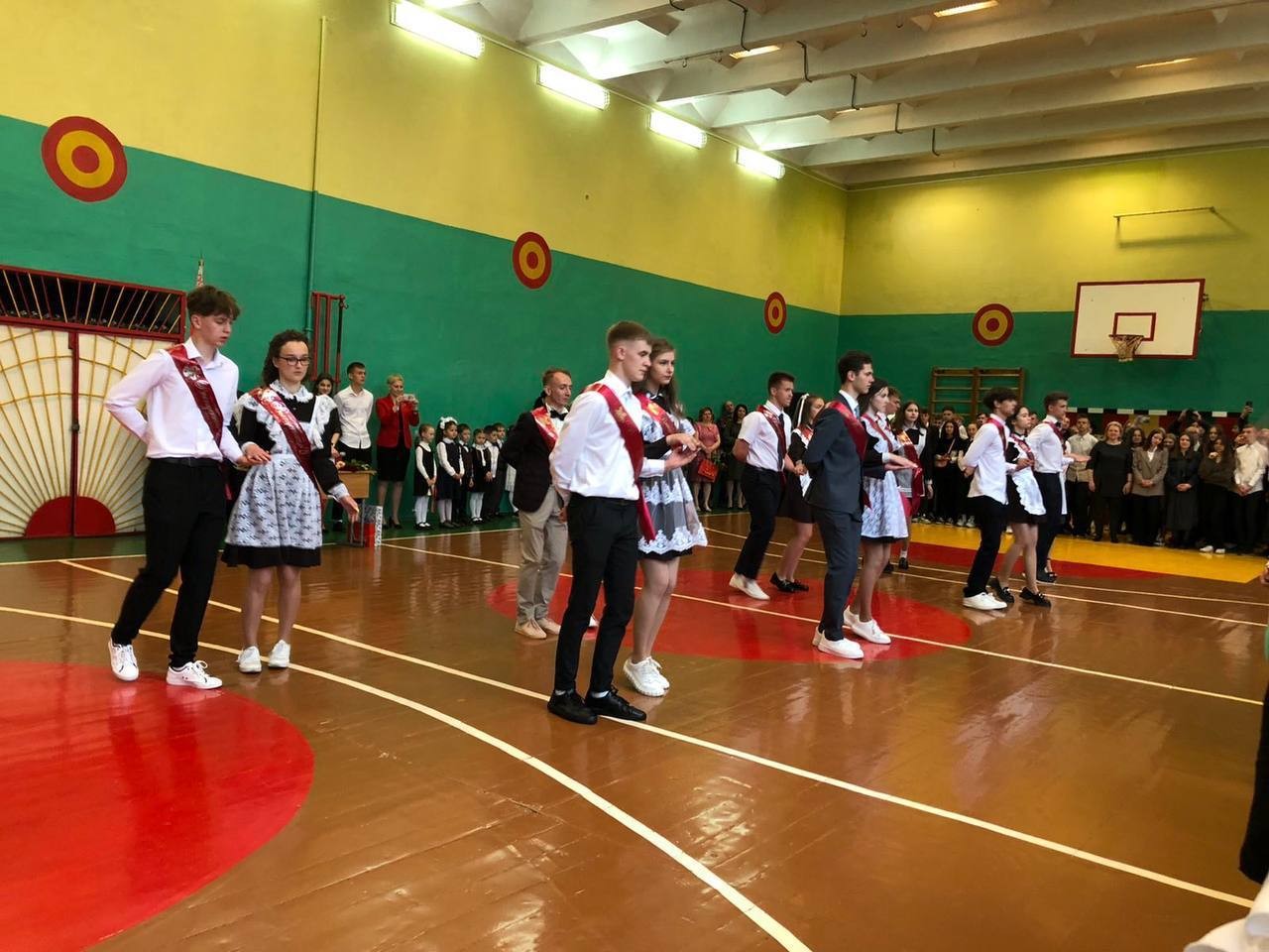 Как пройдут выпускные балы и последний звонок?