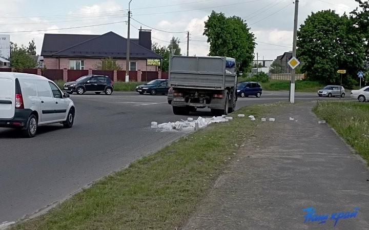 Фотофакт. В Барановичах из грузовика высыпались кирпичи