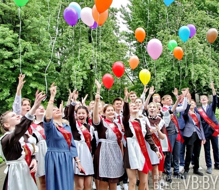 В брестских школах прозвенели последние звонки. Смотрите, как это было в СШ №22