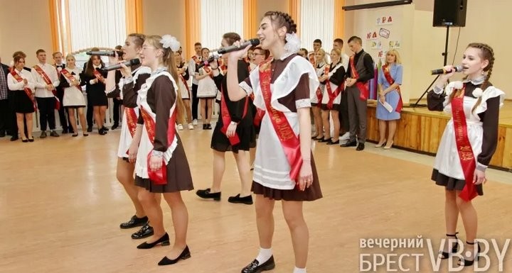 В брестских школах прозвенели последние звонки. Смотрите, как это было в СШ №22