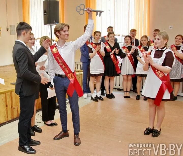 В брестских школах прозвенели последние звонки. Смотрите, как это было в СШ №22