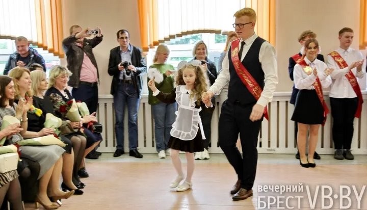 В брестских школах прозвенели последние звонки. Смотрите, как это было в СШ №22