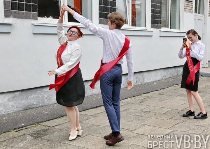 В брестских школах прозвенели последние звонки. Смотрите, как это было в СШ №22