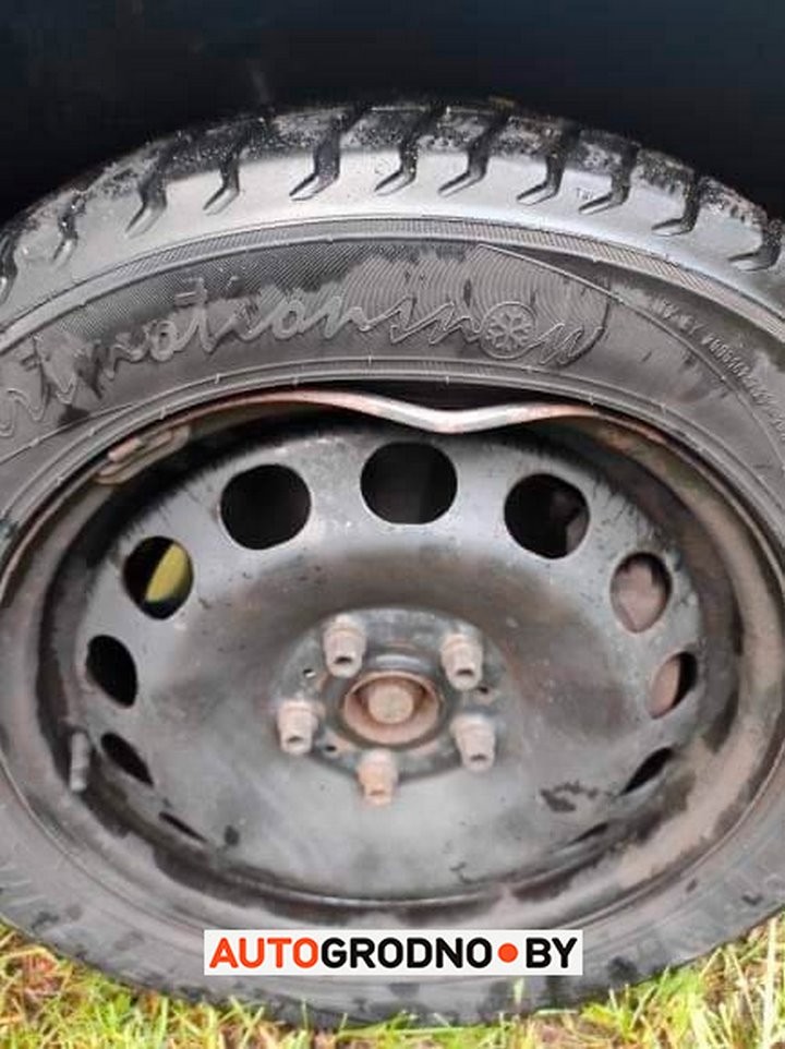 А вроде бы новая дорога. Водитель разбил колесо на трассе после обновления покрытия