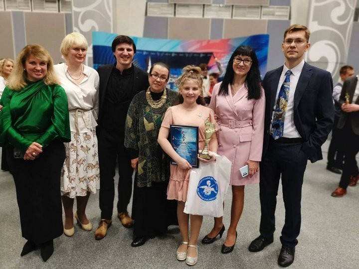 Главный приз достался, в том числе, юной брестчанке Елизавете Цуприк, которая выступала в номинации «Эстрадный вокал. Солисты» в возрастной категории 10-12 лет. 