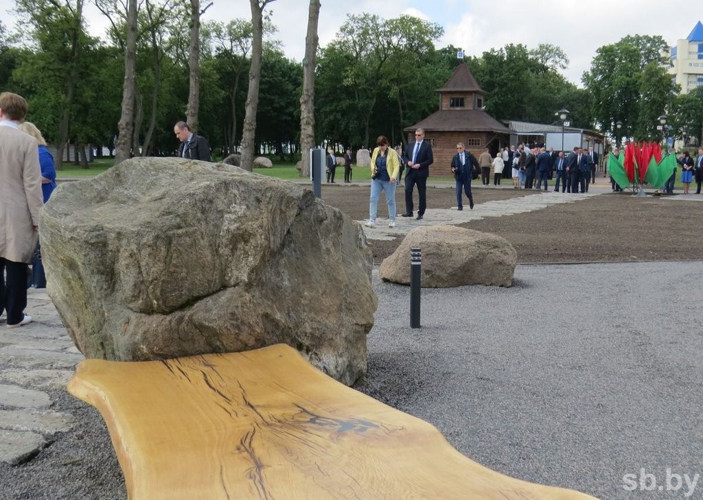 В Городском саду Бреста открыли парк валунов