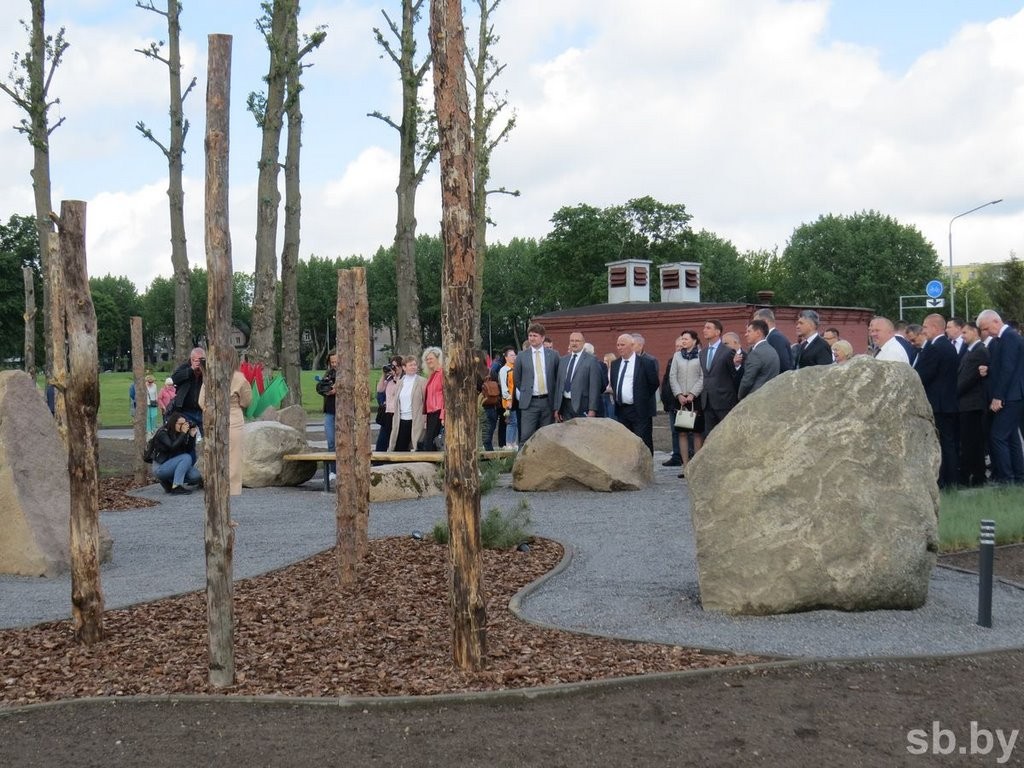 В Городском саду Бреста открыли парк валунов