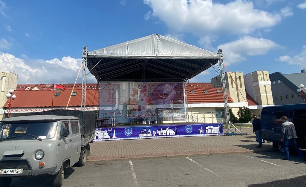 Брест. На площадке у Легкоатлетического манежа идёт подготовка к выставке-ярмарке «Садовый Маркет»