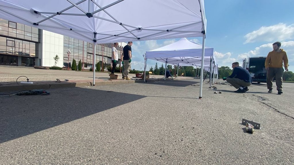 Брест. На площадке у Легкоатлетического манежа идёт подготовка к выставке-ярмарке «Садовый Маркет»