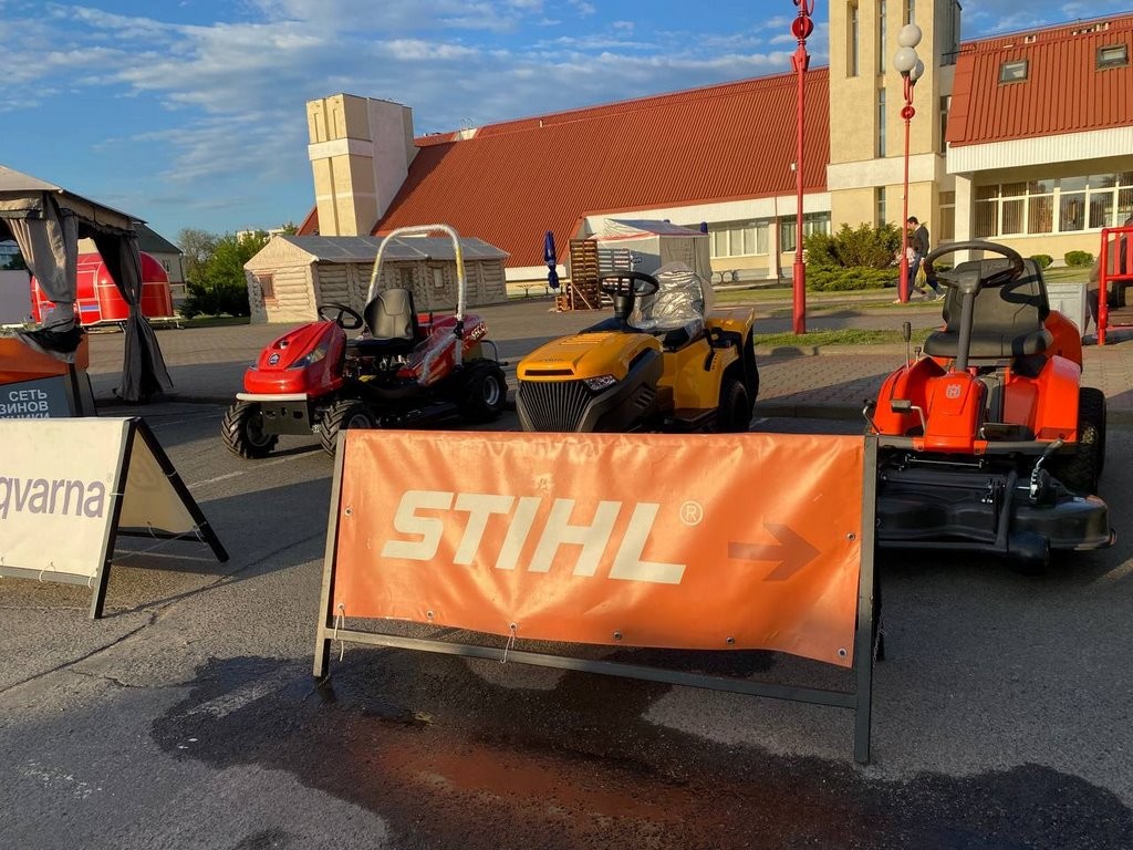 Брест. На площадке у Легкоатлетического манежа идёт подготовка к выставке-ярмарке «Садовый Маркет»