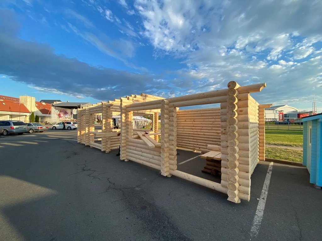 Брест. На площадке у Легкоатлетического манежа идёт подготовка к выставке-ярмарке «Садовый Маркет»