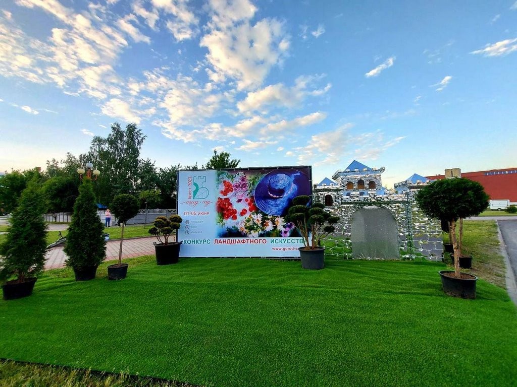 Брест. На площадке у Легкоатлетического манежа идёт подготовка к выставке-ярмарке «Садовый Маркет»