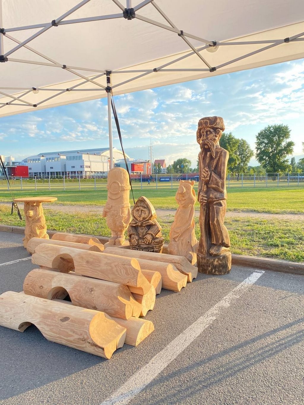 Брест. На площадке у Легкоатлетического манежа идёт подготовка к выставке-ярмарке «Садовый Маркет»