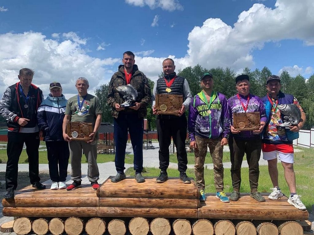 Ого какой! В Беларуси рыбаки поймали карпа весом почти 28 килограммов