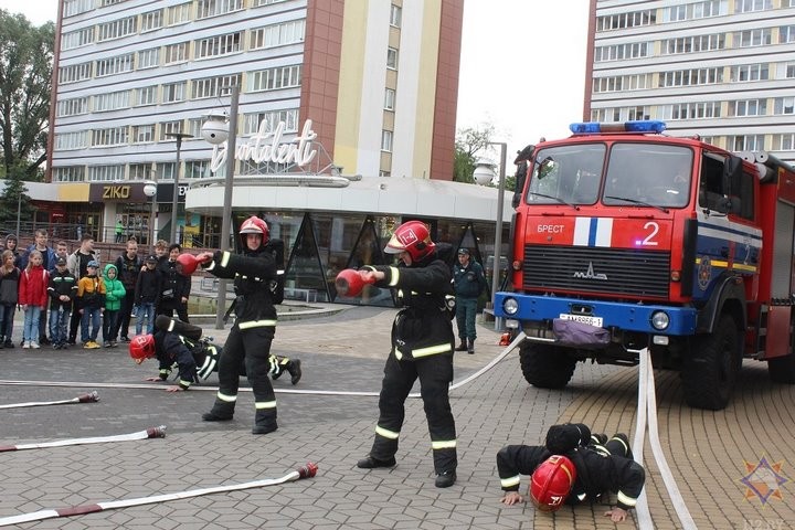 Брестские спасатели устроили настоящий праздник для жителей областного цента