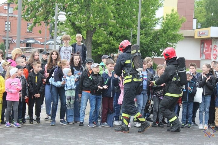 Брестские спасатели устроили настоящий праздник для жителей областного цента