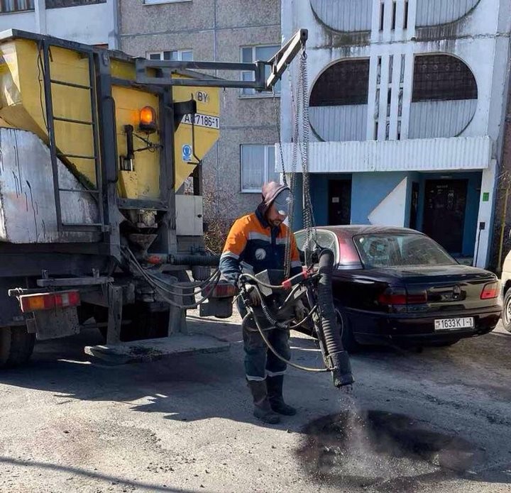 В Бресте активно ведутся работы по ямочному ремонту