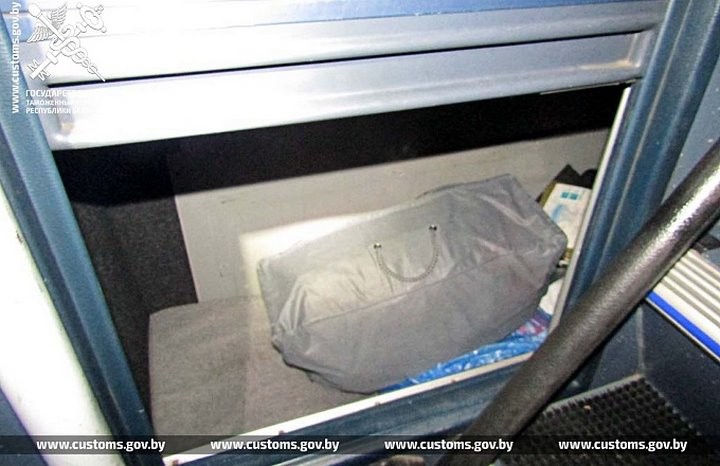 Водитель рейсового автобуса на границе спрятал кошельки для криптовалют внутри пылесоса. Случай на границе в Бресте